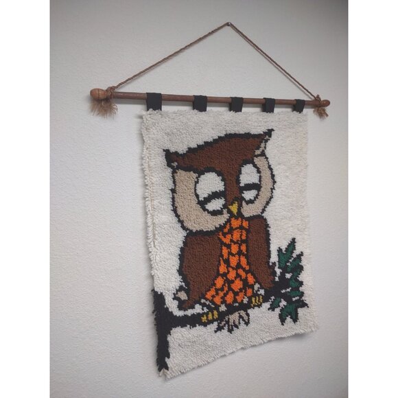Vintage 1970s Caron Latch Hook Yarn Sleepy Owl Rug Wall Hanging, Wood Dowel Rod - Picture 1 of 12